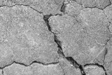 Renksiz, tek renkli, siyah beyaz fotoğraf. Yüksek çözünürlüklü eski beton çatlaklara ve hava koşullarından kaynaklanan doğal yıkıma sahip..