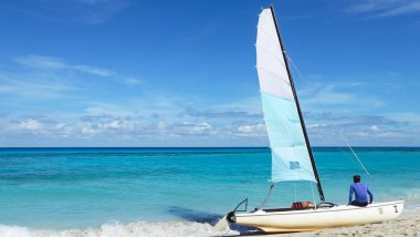 Bir teknede tropikal manzara