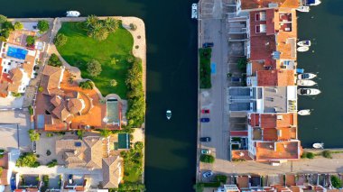 İspanya 'da bir yer - Empuriabrava (İspanyol Venedik), dikkate alınmaya değer bir yer. Burada bir tekne kiralayabilir ve bu güzel kasabanın kanallarında tek başına yüzebilirsin. Belgeler ve özel lisanslar