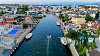 İspanya 'da bir yer - Empuriabrava (İspanyol Venedik), dikkate alınmaya değer bir yer. Burada bir tekne kiralayabilir ve bu güzel kasabanın kanallarında tek başına yüzebilirsin. Belgeler ve özel lisanslar