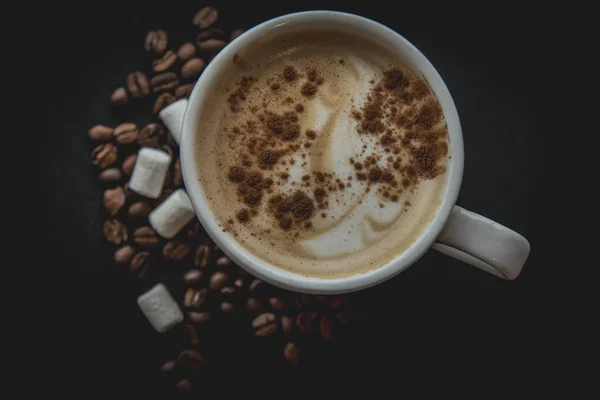 Ароматный кофе из свежих зерен — стоковое фото