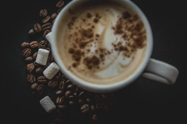 Wangi kopi dari biji-bijian segar — Stok Foto