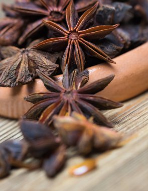 Tohumlu ve tohumsuz yıldız, hafif ahşap bir yüzeyde, kil bir tabakta kapalı. Tarif için baharat. güzel resim, arkaplan.