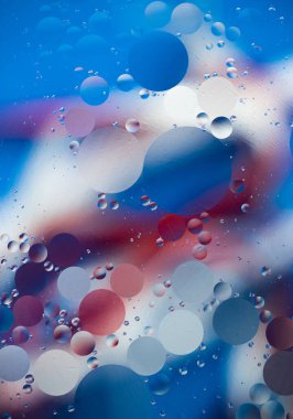 Soyut arkaplan, su üzerindeki yağ damlaları, kabarcıklar, uzay fantezisi, renk gradyanı, su yüzeyindeki renk daireleri.