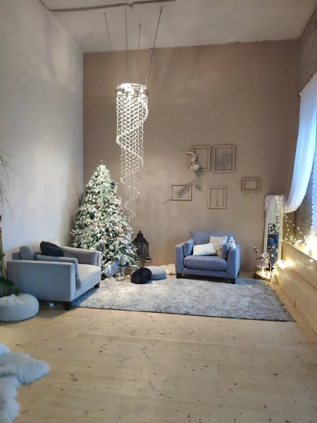 Intérieur festif. Arbre de Noël. Beau lustre. Nouvel an humeur — Photo