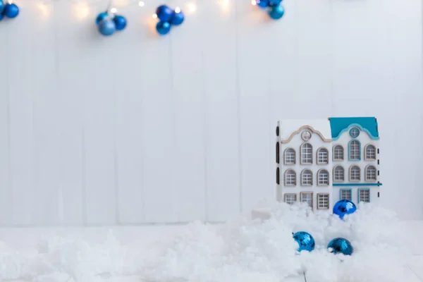 Bonitas casas de madeira de brinquedo em um fundo nevado — Fotografia de Stock