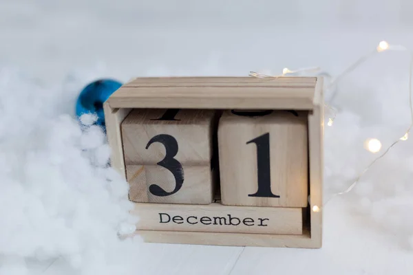 Hermoso calendario de madera sobre un hermoso fondo de invierno con la casa de una muñeca —  Fotos de Stock