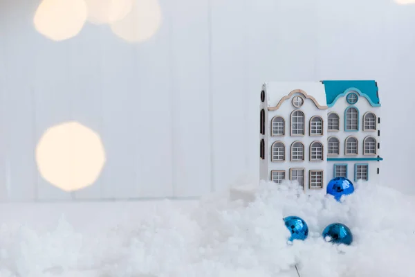 Bonitas casas de madeira de brinquedo em um fundo nevado — Fotografia de Stock
