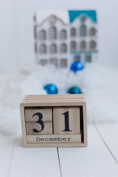 Hermoso calendario de madera sobre un hermoso fondo de invierno con la casa de una muñeca —  Fotos de Stock