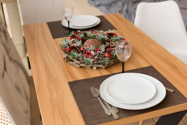 Kerst tafel decor, feestelijke tafel. Tafelopstelling — Stockfoto