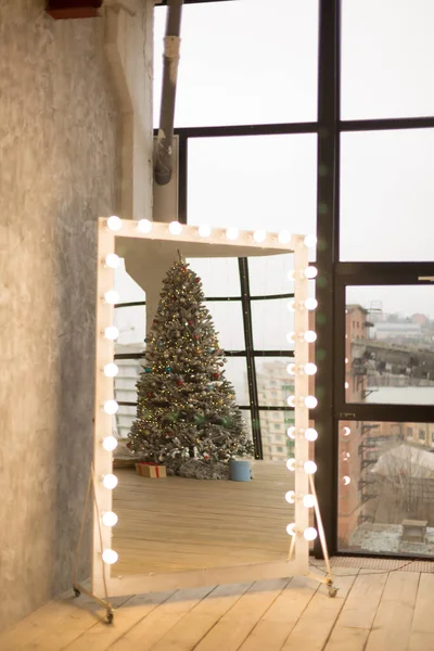 Refleksja choinki w lustrze, duże lustro przy dużym oknie, wakacje — Zdjęcie stockowe