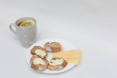 Limonlu çay, peynirli ekmek ve sandviç.