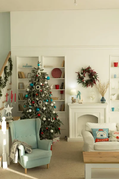 Niebieskie krzesło obok choinki, wnętrze pokoju Bożego Narodzenia. — Zdjęcie stockowe