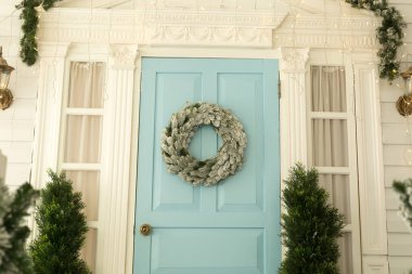 Mavi kapıda Noel çelengi var..