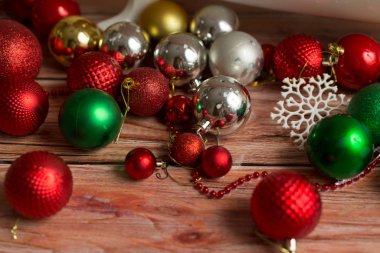 Özgeçmiş ve dokular. Ahşap bir zeminde Noel topları. Beyaz kar taneleri. tatil