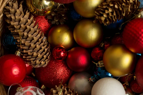 背景とテクスチャ。コーンと雪の結晶を持つクリスマスボール。休日 — ストック写真
