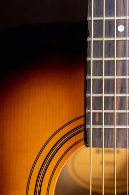 Akustik gitar, boyun, teller, perdeler, fındık..