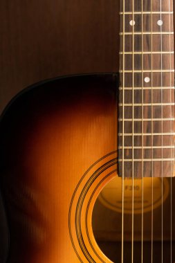 Akustik gitar, boyun, teller, perdeler, fındık..