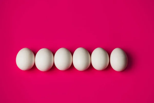 Zbliżenie Białych Jaj Prostym Różowym Tle Kopią Kosmicznej Abstrakcji Jedzenia — Zdjęcie stockowe