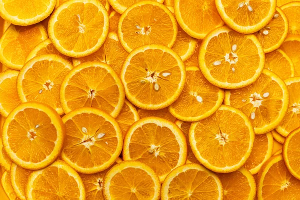 .明亮的橙色背景和多汁的橙子片。橙色的部分。橙色抽象的水果背景，天然维生素。背景和结构. — 图库照片