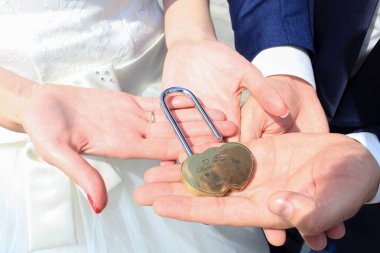 Aşıkları demirden odunlar için Moskova nehrinin setine kilitleyin.