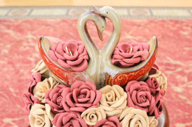 Kuğu şeklinde bir kutuda alyanslar.