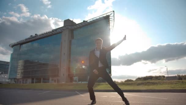 Gek grappig zakenman dansen buiten vieren succes of weekend — Stockvideo