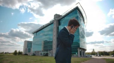 Kararlı iş adamı akıllı telefondan ciddi iş konuşmaları yapıyor.