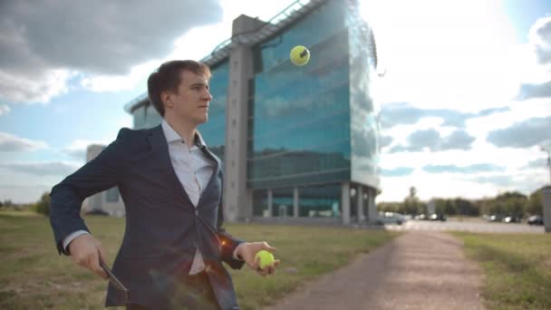 Einhand jonglierender Geschäftsmann, abgelenkt durch Handy-Benachrichtigung. Scheitern von Multitasking-Aufgaben — Stockvideo