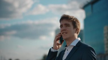İş adamı cep telefonundan konuşuyor. Uçağın kalkışına elveda. El sallayarak veda et.