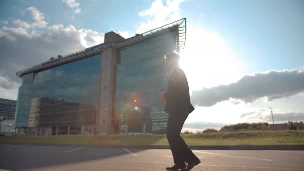 Щасливий збуджений бізнесмен позитивний активний танець за межами офісної будівлі — стокове відео