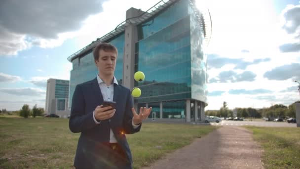 Multitasking concept. Een hand jongleren zakenman werken op smartphone tegelijkertijd — Stockvideo