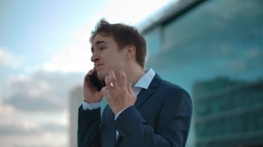 Sinirli öfkeli iş adamı cep telefonundan konuşuyor. Öfke, öfke, kınama, patrondan azar.