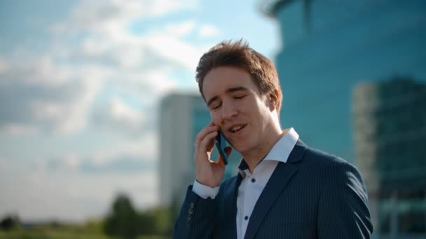 Gelukkige positieve man praat mobiele telefoon. Concept voor een vrolijk en vriendelijk smartphone gesprek — Stockvideo