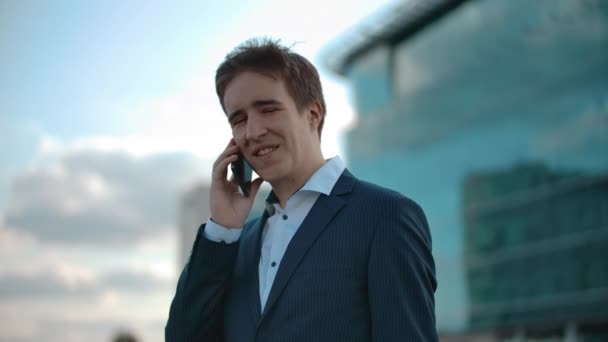 Diálogo móvil de negocios positivo en un teléfono celular. Empresario hablando con sonrisa. Lento. — Vídeo de stock