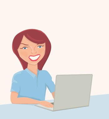 bir dizüstü bilgisayar ile gülümseyen kadın