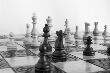 Satranç tahtasında fotoğraflanmış.