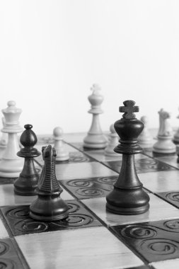 Satranç tahtasında fotoğraflanmış.