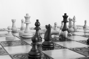 Satranç tahtasında fotoğraflanmış.