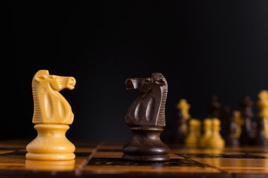 Satranç tahtasında fotoğraflanmış.