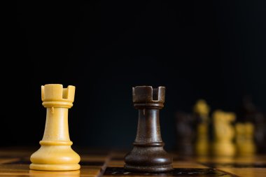 Satranç tahtasında fotoğraflanmış.