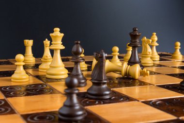 Satranç tahtasında fotoğraflanmış.