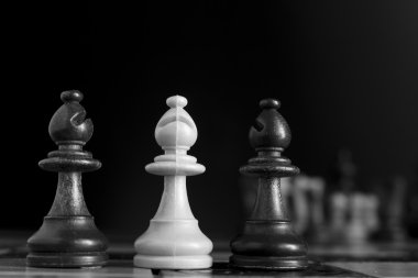 Satranç tahtasında fotoğraflanmış.