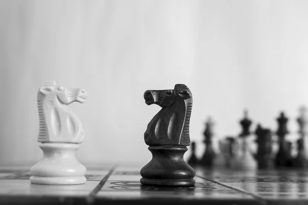 Satranç tahtasında fotoğraflanmış.