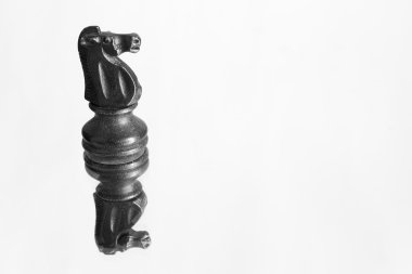 Satranç tahtasında fotoğraflanmış.