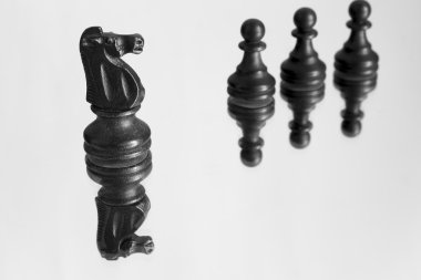 Satranç tahtasında fotoğraflanmış.