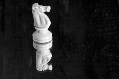 Satranç tahtasında fotoğraflanmış.