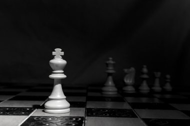 Satranç tahtasında fotoğraflanmış.