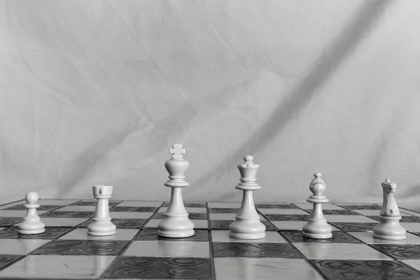 Шахи, сфотографовані на шахівниці — стокове фото