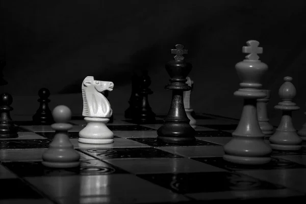 Satranç tahtasında fotoğraflanmış.